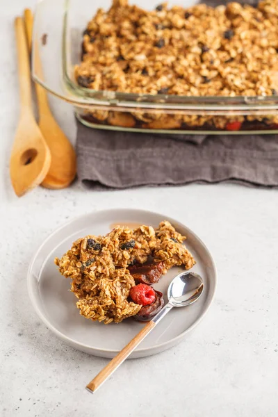 Kek Erik ve ahududu bir cam tabakta parçalamak. Sağlıklı vegan gıda kavramı.