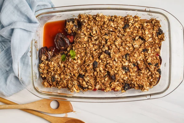 Erik ve ahududu bir cam tabak, üstten görünüm, beyaz arka plan ile pasta parçalamak. Sağlıklı vegan gıda kavramı.