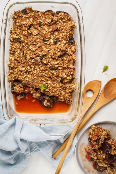 Erik ve ahududu bir cam tabak, üstten görünüm, beyaz arka plan ile pasta parçalamak. Sağlıklı vegan gıda kavramı.