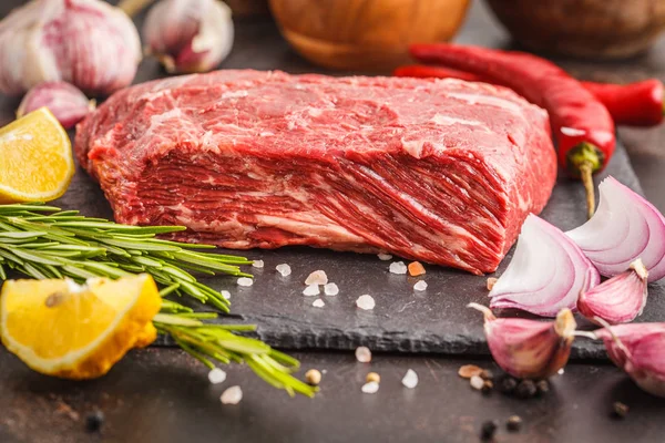 Sığır eti kayrak ile baharat, koyu arka plan, kopya alanı üzerinde ham bütün parça.