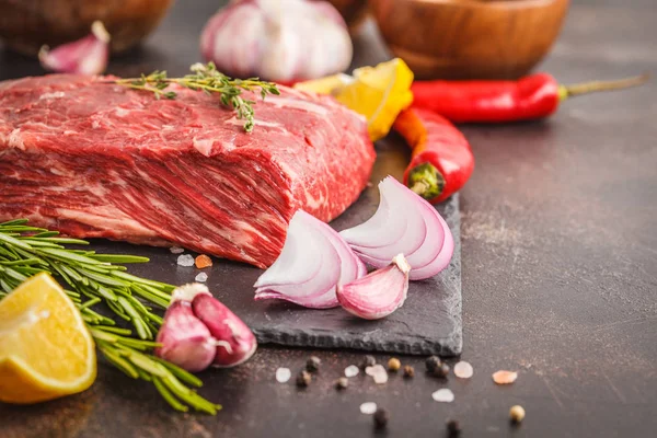 Sığır eti kayrak ile baharat, koyu arka plan, kopya alanı üzerinde ham bütün parça.
