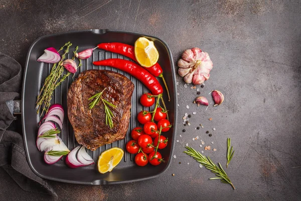 Izgara sığır eti dilim bir kepçe ile baharat ve sebzeler, üstten görünüm içinde pişmiş, kopyalama alanı.