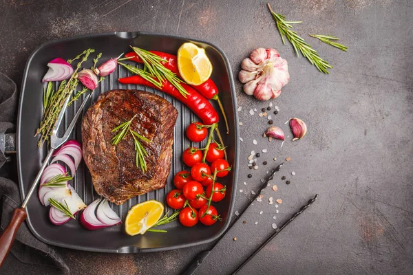 Izgara sığır eti dilim bir kepçe ile baharat ve sebzeler, üstten görünüm içinde pişmiş, kopyalama alanı.