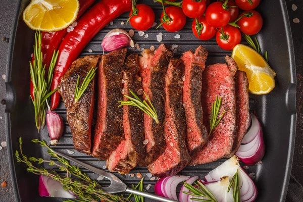 Skivad Rostbiff Stekpanna Grill Med Kryddor Och Grönsaker Ovanifrån Makro — Stockfoto