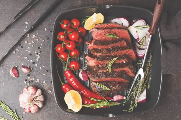 Baharat ve sebzeler, üstten görünüm ile bir tavada kızarmış biftek dilimlenmiş, kopyalama alanı.