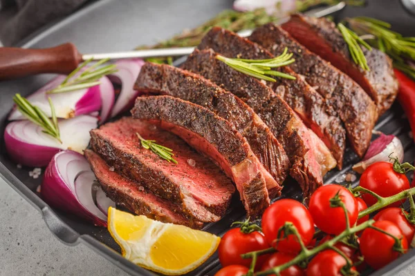 Dilimlenmiş biftek kızartma tavası ızgara ile baharat ve sebzeler, makro içinde