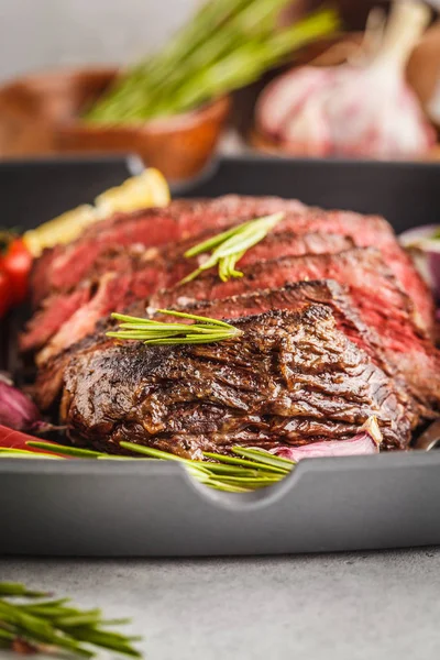 Dilimlenmiş biftek kızartma tavası ızgara ile baharat ve sebzeler, makro içinde