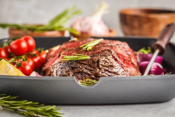 Dilimlenmiş biftek kızartma tavası ızgara ile baharat ve sebzeler, makro içinde