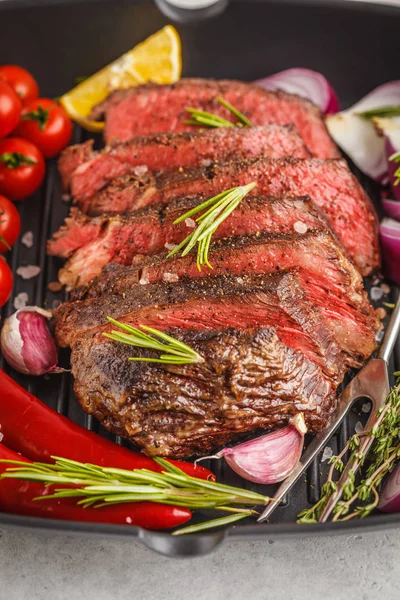 Dilimlenmiş biftek kızartma tavası ızgara ile baharat ve sebzeler, makro içinde