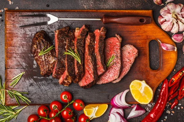 Baharat ve sebzeler, üstten görünüm ile ahşap bir gemide biftek dilimlenmiş, kopyalama alanı.