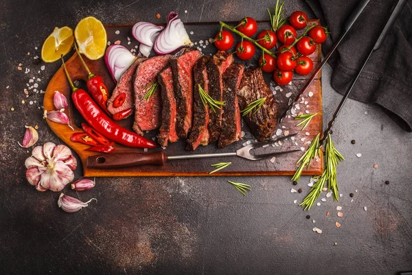 Carne Assada Fatiada Uma Tábua Madeira Com Especiarias Legumes Vista — Fotografia de Stock