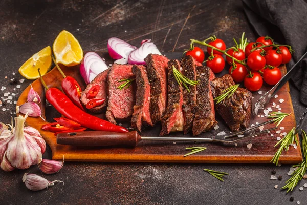 Baharat ve sebzeler, üstten görünüm ile ahşap bir gemide biftek dilimlenmiş, kopyalama alanı.