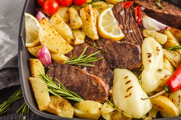 Sığır eti ile fırında patates ve sebze pan kızartma, ızgara biftek makro.