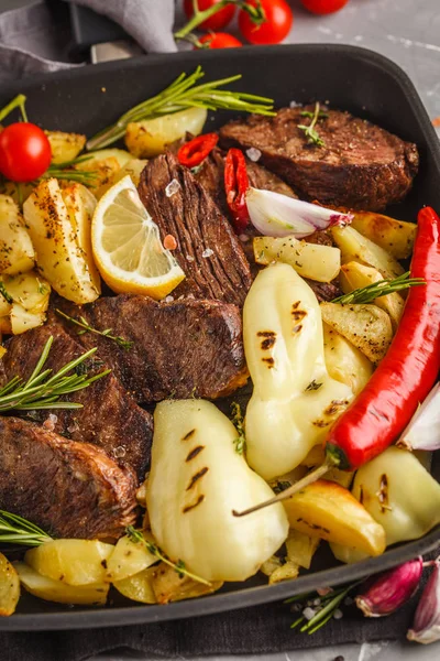 Sığır eti ile fırında patates ve sebze pan kızartma, ızgara biftek makro.