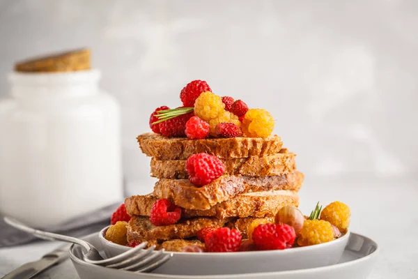 Fransız tost çilek ve şurubu, beyaz arka plan ile. Sağlıklı vegan gıda kavramı.