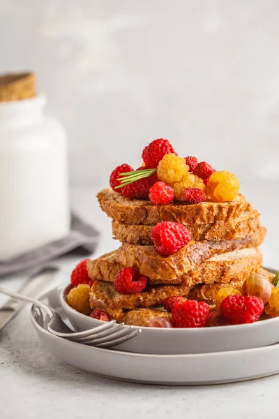 Fransız tost çilek ve şurubu, beyaz arka plan ile. Sağlıklı vegan gıda kavramı.