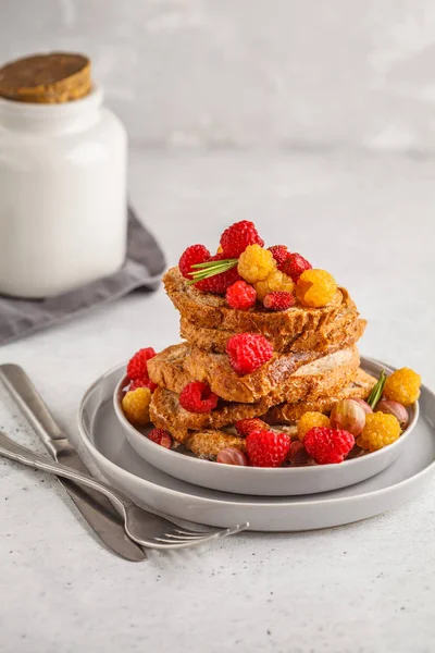 Fransız tost çilek ve şurubu, beyaz arka plan ile. Sağlıklı vegan gıda kavramı.