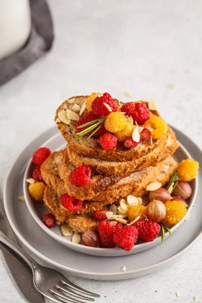 Fransız tost çilek ve şurubu, beyaz arka plan ile. Sağlıklı vegan gıda kavramı.