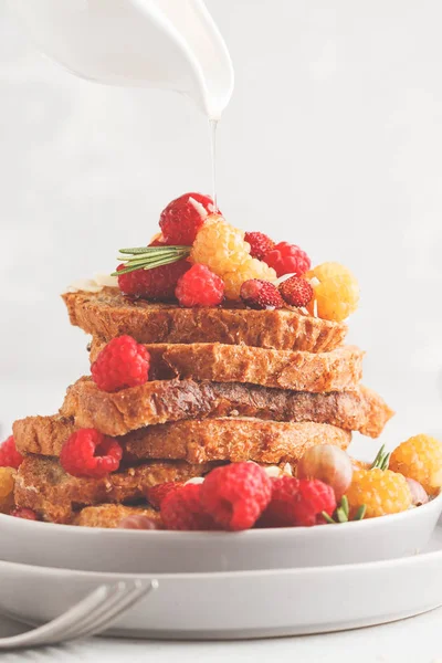 Fransız tost çilek ve şurubu, beyaz arka plan ile. Sağlıklı vegan gıda kavramı.