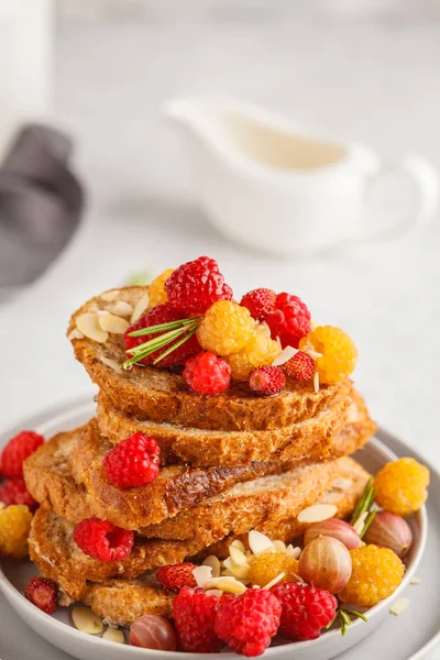 Fransız tost çilek ve şurubu, beyaz arka plan ile. Sağlıklı vegan gıda kavramı.