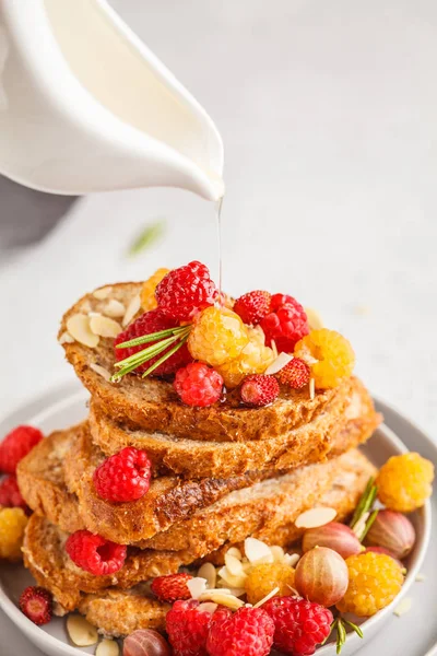 Fransız tost çilek ve şurubu, beyaz arka plan ile. Sağlıklı vegan gıda kavramı.