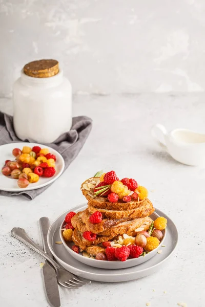 Fransız tost çilek ve şurubu, beyaz arka plan ile. Sağlıklı vegan gıda kavramı.