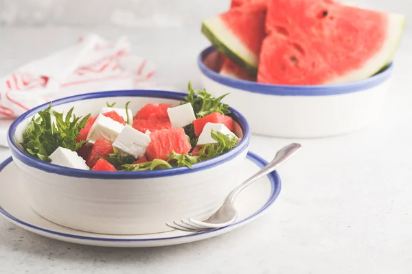 Ensalada Sandía Queso Feta Plato Blanco Sobre Fondo Blanco Comida — Foto de Stock