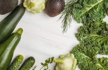 Beyaz arka plan, üstten görünüm üzerinde yeşil sebzeler ürün yelpazesine. Meyve ve sebzeler klorofil içeren.