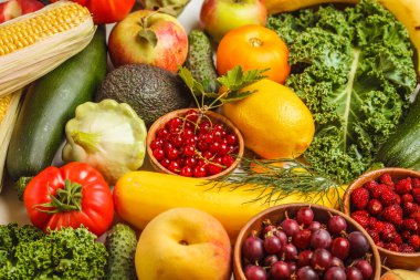 Renkli meyve, sebze ve meyveleri beyaz zemin üzerinde. Temiz kavramı, gıda arka plan yemek.