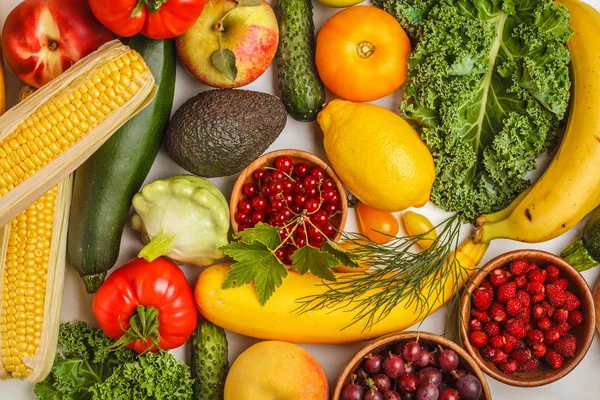 Színes Gyümölcsök Zöldségek Bogyók Egy Fehér Háttér Tiszta Táplálkozás Koncepció — Stock Fotó