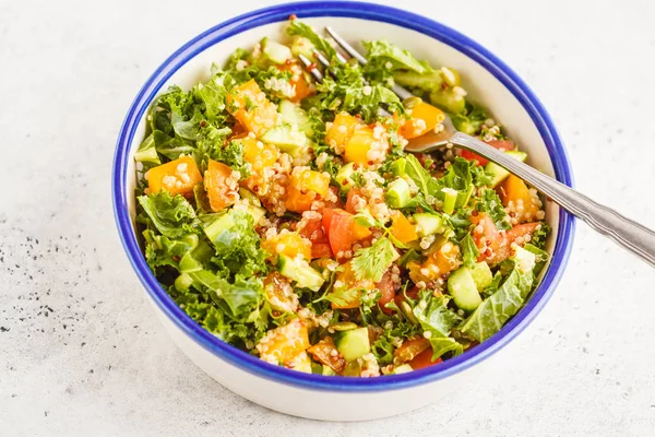 Vejetaryen sağlıklı gökkuşağı salatası, kinoa, tofu, avokado ve lahana, beyaz arka plan. Sağlıklı temiz yeme konsepti.