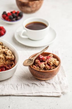 Kahve ile kahvaltı ve parçalamak pasta, beyaz arka plan, sağlıklı kahvaltı kavramı. Vegan berry tatlı.