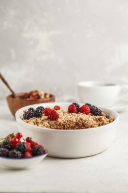 Kahve ile kahvaltı ve parçalamak pasta, beyaz arka plan, sağlıklı kahvaltı kavramı. Vegan berry tatlı.