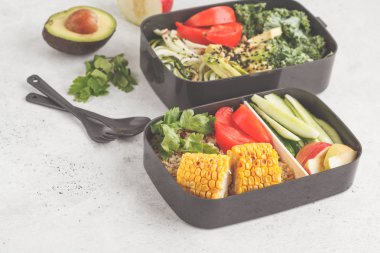 Sağlıklı yemek kapları quinoa, avokado, Mısır, kabak erişte ve kale ile hazırlayın. Paket servisi olan restoran yiyecek. Beyaz arka plan, üstten görünüm.