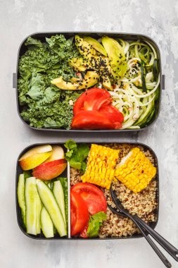 Sağlıklı yemek kapları quinoa, avokado, Mısır, kabak erişte ve kale ile hazırlayın. Paket servisi olan restoran yiyecek. Beyaz arka plan, üstten görünüm.