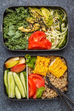 Sağlıklı yemek kapları quinoa, avokado, Mısır, kabak erişte ve kale ile hazırlayın. Paket servisi olan restoran yiyecek. Koyu arka plan, üstten görünüm.