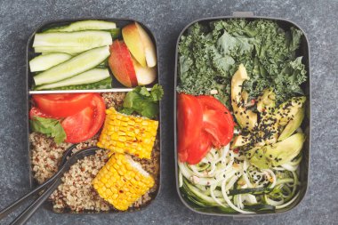 Sağlıklı yemek kapları quinoa, avokado, Mısır, kabak erişte ve kale ile hazırlayın. Paket servisi olan restoran yiyecek. Koyu arka plan, üstten görünüm.