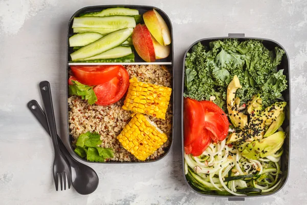 Sağlıklı yemek kapları quinoa, avokado, Mısır, kabak erişte ve kale ile hazırlayın. Paket servisi olan restoran yiyecek. Beyaz arka plan, üstten görünüm.