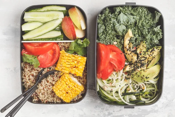 Sağlıklı yemek kapları quinoa, avokado, Mısır, kabak erişte ve kale ile hazırlayın. Paket servisi olan restoran yiyecek. Beyaz arka plan, üstten görünüm.