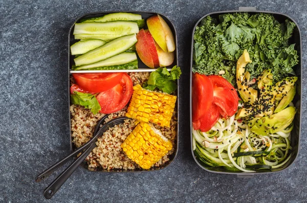 Sağlıklı yemek kapları quinoa, avokado, Mısır, kabak erişte ve kale ile hazırlayın. Paket servisi olan restoran yiyecek. Koyu arka plan, üstten görünüm.