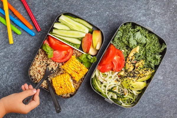 Hälsosam Måltid Prep Behållare Med Quinoa Avokado Majs Zucchini Nudlar — Stockfoto