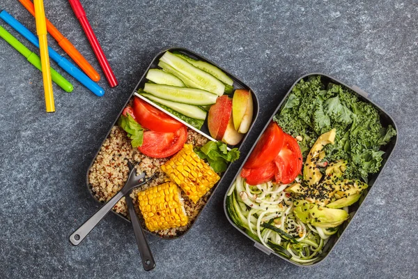 Hälsosam Måltid Prep Behållare Med Quinoa Avokado Majs Zucchini Nudlar — Stockfoto