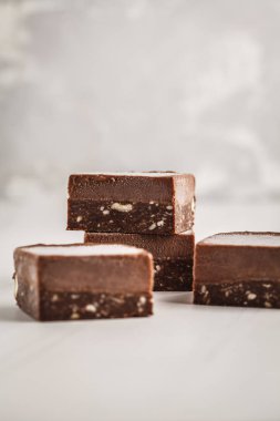 Beyaz zemin üzerine çikolata fudge barlar. Temiz kavramı yeme. Çiğ vegan dessrt.