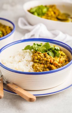 Mercimek köri pirinç, Hint mutfağı, tarka dal, beyaz arka plan ile. Vegan gıda. Temiz yemek kavramı.