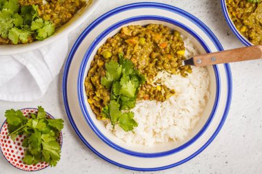 Mercimek köri pirinç, Hint mutfağı, tarka dal, beyaz arka plan ile. Vegan gıda. Temiz yemek kavramı.