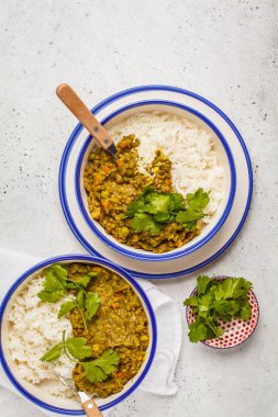 Mercimek köri pirinç, Hint mutfağı, tarka dal, beyaz arka plan ile. Vegan gıda. Temiz yemek kavramı.