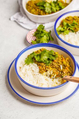 Mercimek köri pirinç, Hint mutfağı, tarka dal, beyaz arka plan ile. Vegan gıda. Temiz yemek kavramı.