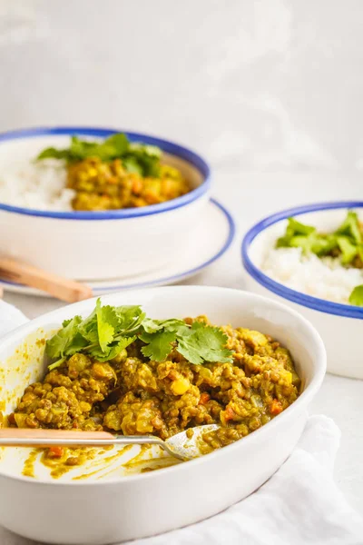 Čočka Kari Rýží Indická Kuchyně Kachna Bílé Pozadí Veganské Jídlo — Stock fotografie