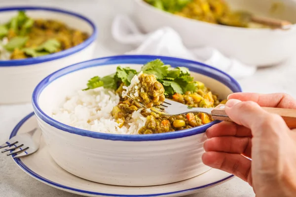 扁豆咖喱饭 印度菜 塔尔卡豆 白色背景 纯素食的食物 清洁饮食概念 — 图库照片