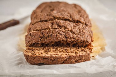 Çikolata vegan kabak ekmek, beyaz arka plan. Temiz yemek kavramı.